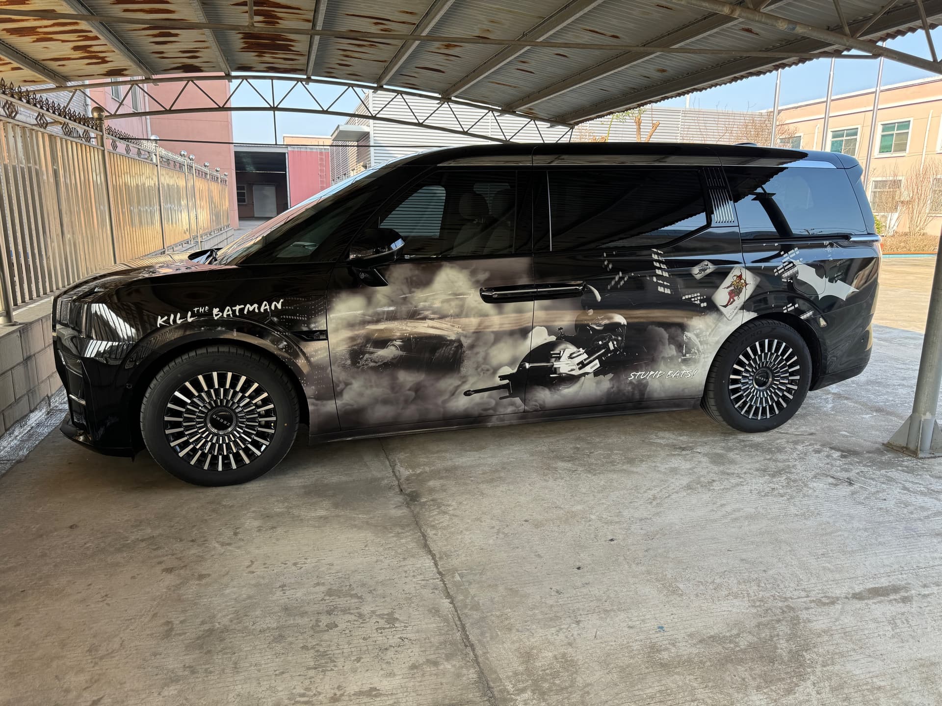 Was kostet es, ein Auto zu folieren mit einem Anime-Design? Die Antwort hier!