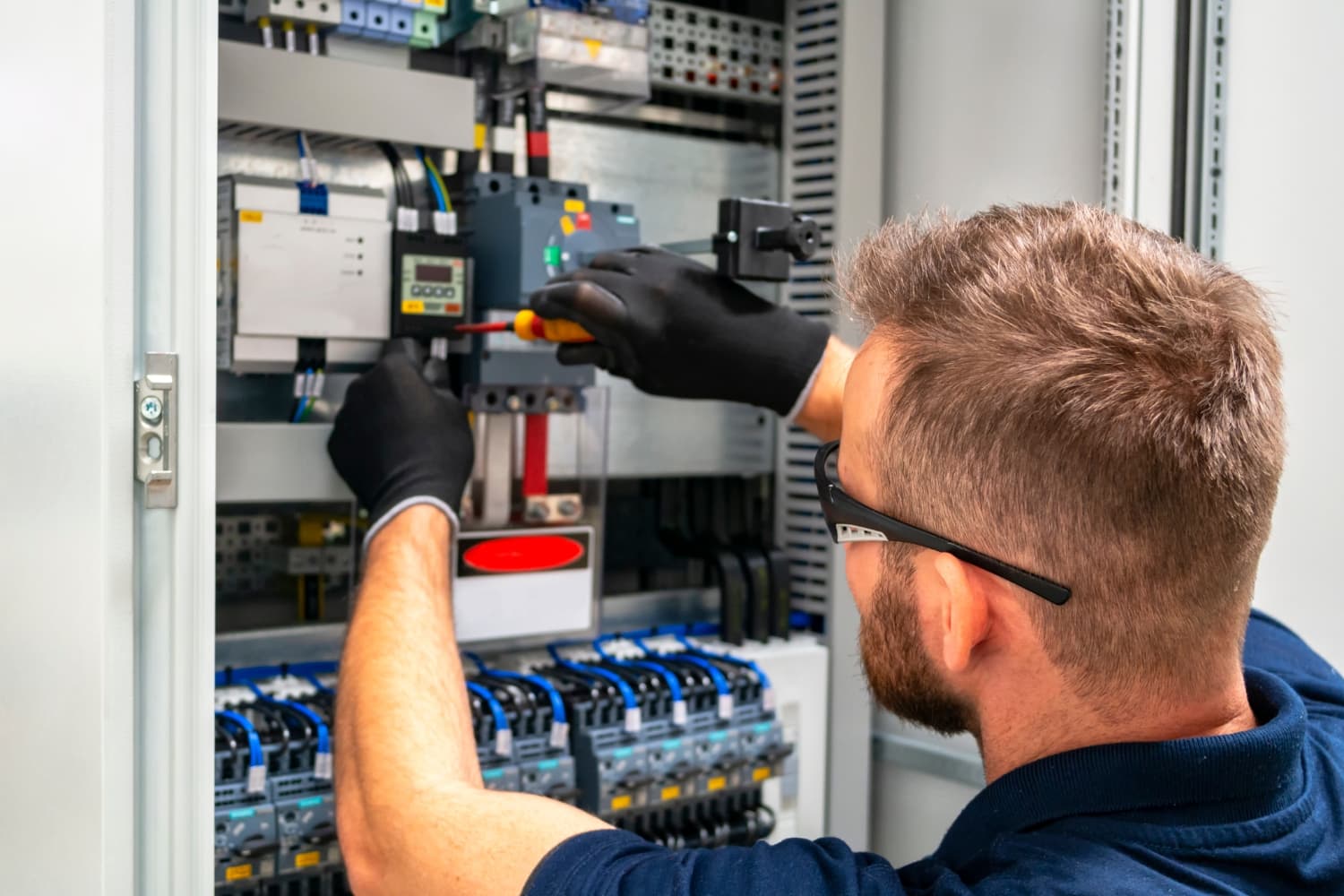 E-Check &amp; DGUV V3 – Warum technische Prüfungen essenziell sind