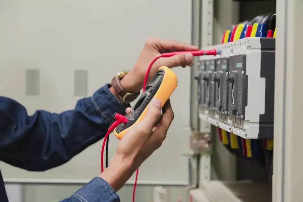Wie oft ist eine Prüfung ortsfester elektrischer Anlagen notwendig?